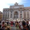 Der Trevi-Brunnen in Rom ist regelmäßig komplett überlaufen - genauso wie die Stadt selbst. Dank Billigfliegern kommt man schnell mal über das Wochenende dorthin.