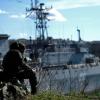 Russische Streitkräfte beobachten ein ukrainisches Militärschiff.