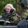 Verteidigungsministerin Christine Lambrecht (SPD) fährt bei ihren Besuch der Panzerlehrbrigade 9 im niedersächsischen Munster in einem Panzer mit.