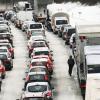 Geduldsprobe zu Wochenbeginn: Berufspendler kamen mit ihren Autos nur im Schritttempo nach München. Schneefall führte vor allem in Oberbayern zu Massenkarambolagen und kilometerlangen Staus.