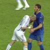 Der Kopfstoß von Frankreichs Zinedine Zidane (links) beim WM-Endspiel gegen Italien machte ihn unvergessen.