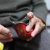 Vor allem bei vielen älteren Menschen ist oft nicht mehr genügend Geld im Geldbeutel. Die Kartei der Not hilft. 