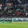 Das Banner  mit der Aufschrift "Bullenschweine raus aus den Stadien" hatten einige FCA-Fans im Spiel gegen den FC Bayern München  gezeigt. 