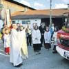 Pfarrer Martin Rudolph spendete den kirchlichen Segen für den neuen Versorgungs-Lkw der Feuerwehr Penzing. 