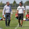 FCA-Manager Stefan Reuter und Dirk Schuster im Gespräch. Bei den Personalplanungen muss der Trainer auf das Verhandlungsgeschick des Managers vertrauen. 