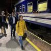 Die deutsche Außenministerin Annalena Baerbock (Bündnis 90/Die Grünen) kommt mit ihren Begleitern zum Zug nach Kiew. Foto: Michael Fischer, dpa 