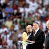 Bei der Eröffnung der WM steht Beckenbauer im Zentrum. Während Bundespräsident Horst Köhler die Welt begrüßt, steht er an seiner Seite. 