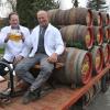 Reinhard Schaller und Anton Rittel (von links) brauen ihr eigenes Bier, das "Stadel-Bräu aus dem Holzwinkel".