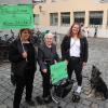 Auch sie nahmen an der Fridays-for-Future-Demonstration in Aichach teil: (von links) Mutter Ulrike Arend-Stephan, Oma Eugenie Stephan, Enkelin Paulina Arend und Hund Xsinus.