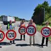 Vertreter der Polizei und der beiden Betreibergesellschaften präsentieren zusammen mit Hansjörg Durz die Verkehrszeichen „274-120“: Somit gilt ab sofort zwischen Neusäß und Friedberg Tempo 120. 