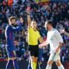 Hitziges Clasico: Schiedsrichter Jose Maria Sanchez Martinez zeigt Reals Daniel Carvajal die rote Karte
