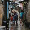 Bewohner tragen ihren Besitz weg, bevor Hurrikan "Otto" auf Nicaragua trifft.