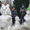 Ein großer Schneehase und zwei kleine Schneemänner: Geschenk der Zusamaltheimer Kinder für ihre Nachbarin.