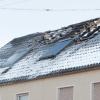 Der Schaden ist groß, das Haus nach dem Löscheinsatz erst einmal nicht bewohnbar: Das Dach eines Mehrfamilienhauses in Münsterhausen stand in der Nacht auf Montag in Flammen. 