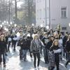 Die Geschwister-Scholl-Schule hat am Tandlmarkt Vorfahrt: Die Schüler der Mittelschule marschierten gestern in Gedenken an die Opfer des Erdbebens zum Aichacher Stadtplatz.