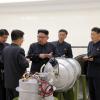 Die von der Regierung Nordkoreas verbreitete Aufnahme zeigt Staatschef Kim Jong Un bei der Inspektion eines angeblichen Wasserstoffbomben-Sprengkopfes an einem nicht genannten Ort.