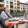 Awo Seniorenheim in Kempten: Bewohnerin Karin Erd und Pflegerin Yvonne Renk beim Gedächtnistraining im GArten des Seniorenheims und beim Spazierengehen.