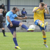 Kraftvoll tritt hier Hüseyin Yildiz vom FC Mindeltal (blaues Trikot) gegen den Ball. Der FCM holte in Autenried die ersten Punkte der Saison. 	Foto: Ernst Mayer
