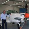 André Hiebeler, CEO bei Grob Aircraft in Mattsies, mit einem Flugzeug G120 TP.