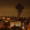 Rauch und Flammen steigen nach israelischen Luftangriffen über Gaza-Stadt auf.