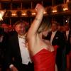Elisabetta Canalis sorgte mit ihrem nicht ganz so rutschfesten, roten Kleid für einen Mini-Skandal beim Wiener Opernball.