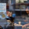 Ein ausgehängtes Gesuch nach Arbeitskräften in einem Café in Frankfurt am Main. Nach Schätzungen des Verbandes Dehoga gibt es derzeit in der Branche um die 50.000 offene Stellen.