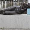 Die Bronzeskulptur „Liegende“ von Matthias Rodach in der Schondorfer Seeanlage. Der Gemeinderat hat nun entschieden, das Kunstobjekt für 20.000 Euro zu kaufen. Die Hälfte der Kosten übernimmt ein anonymer Spender.