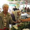 Inge Beck ist jeden Samstag auf dem Bauernmarkt, auch am Stand von Bernd Hödl von der Gärtnerei Eber. 	