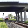 Ein 80-Jähriger stürzte in Neu-Ulm auf die Bahngleise unter der Brücke der Europastraße. Doch der Mann hatte gleich zwei Schutzengel, die ihn vor einem herannahenden Zug retteten. 