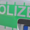 Ein junger Autofahrer ist in Augsburg offenbar zu rasant abgebogen. Symbolbild