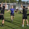 Sven Kresin (blaues T-Shirt) bat die Mannschaft zum Athletiktraining, damit ist die Vorbereitung auf den Restart für die Bayernligafußballer des TSV Landsberg offiziell eröffnet. 	