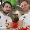 Virtuelle Bundesliga: Die Brüder Yannic (links) und Philipp Bederke sind beim E-Sports-Event des FC Augsburg in ihrem Element und haben Playstation und XBox voll im Griff. 	