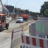 Die Bauarbeiten an der Bürgermeister-Wohlfarth-Straße in Königsbrunn laufen seit Juli. Im September sollen die ersten Pflastersteine verlegt werden.
