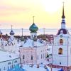 Das Panoramabild zeigt Zwiebeltürme auf den Dächer von Kirchen in der Stadt Solowezki in dem Dokumentarfilm "Russland von oben" von Filmer Freddie Röckenhaus.