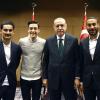 Recep Tayyip Erdogan (2.v.r.) posiert mit Ilkay Gündogan (l), Mesut Özil (2.v.l.) und Cenk Tosun. Dafür mussten die Fußballer viel Kritik einstecken.