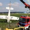 Dieses Kleinflugzeug verunglückte beim Landeanflug in Augsburg. Bild: Berufsfeuerwehr Augsburg