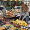 Gestern noch auf dem Hauptplatz, ab morgen findet der Bauernmarkt auf der Waitzinger Wiese statt. Unser Bild zeigt Früchte Sandner. Von links im Bild: Angelika Stölzle und Manuela Matiaske.