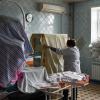 Alltag in der Ukraine: Eine Krankenschwester deckt medizinische Geräte zum Schutz vor Angriffen im Krankenhaus der Stadt Kramatorsk ab. 