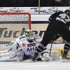 Ben Meisner im Tor der Augsburger Panther erwischte gestern ein (fast) perfektes Spiel. Auch in dieser Szene behielt er gegen den Penalty von Nürnbergs Marco Pfleger die Oberhand. 	