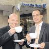 Barmann und Banker: Torsten Schiemann und Max Drexler (v.li.) von der Deutschen Bank werden bald in einem Gebäude ganz unterschiedlichen Geschäften nachgehen. Schiemann eröffnet das Café Zentral in der Bank. 