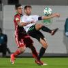 Fürths Marco Caligiuri (r) schirmt den Ball gegen den Ingolstädter Dario Lezcano ab.