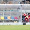 Viele freie Plätze gab es auf der Auswechselbank des TSV Gersthofen. Neben Co-Trainer Gerhard Hildmann (links) verloren sich der verletzte Ronny Roth, Ersatzkeeper Tobias Antoni und ein eiligst herbei beorderter A-Jugend-Spieler auf den bunten Sitzgelegenheiten. 