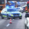 Durch die Rettungsgasse dürfen nur Einsatzkräfte fahren - etwa Polizei, Feuerwehr oder Rettungswägen.