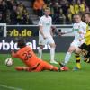 Dortmunds Marco Reus (r) erzielt gegen Torhüter Marwin Hitz von Augsburg das 3:0.