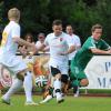 Benedikt Schmoll und Tim Hofbauer (von links) vom TSV Neusäß brachten Zusmarshausens Mathias Hajduk ins Straucheln und entführten mit einem 3:1-Sieg alle drei Punkte im Landkreisderby. 
