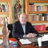 Geistlicher Rat Ulrich Däubler an seinem Schreibtisch, wo viele Predigten für die Gottesdienste in Günzburg, Denzingen und Deffingen entstanden, sind. Däubler feiert heute seinen 75. Geburtstag. 