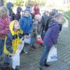 Der Blick geht nach oben zum Kirchturm in Binswangen: Von dort regnete es am Kirchweihsamstag Guatzla für die Kinder. 