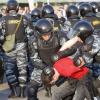 Russische Polizisten führen einen Teilnehmer einer Anti-Putin-Demonstration in Moskau ab.