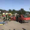 Die Finninger Feuerwehrfrauen demonstrieren das Zerteilen eines Unfallautos, um einen Verletzten zu bergen.  	