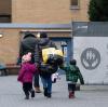 Eine geflüchtete Familie betritt eine Erstaufnahmestelle in Berlin-Reinickendorf.